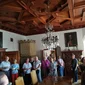A3. Bohato zariadený je interiér