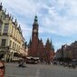 D16.Hlavné námestie Rynek, v pozadí radnica