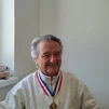 E6. Gérard so svojou medailou Najlepší kaderník Francúzska
