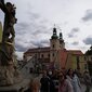 F2. Most so sochami pripomína Karlov most v menšom, preto Kladsko volajú malá Praha