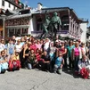 J. Popoludní v Chamonix, socha Balmata a Saussura, prví premožitelia Mont Blancu.