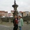 Katka s Kristínkou pred fontánou v Budějoviciach