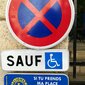 Parkovací problém v Saint Emilione (ak mi vezmeš miesto, vezmi si aj môj handicap)