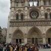 Pred katedrálou Notre- Dame