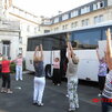 Raz- dva, raz- dva pred hotelom v Le Mans po dlhej ceste autobusom