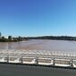 Rieka Garonne a v pozadí moderné múzeum vína La Cité du vin