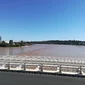 Rieka Garonne a v pozadí moderné múzeum vína La Cité du vin