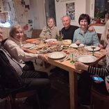 u Jarky Godálovej; Jarka, Milka Boháčiková, Vaculčíkoví, Katka Miklovičová a Gerard