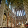 Vo vnútri slávnej gotickej katedrály