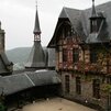 Záber na bridlicové strechy hradu Cochen